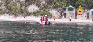 Ancona - Vigili del fuoco soccorrono persona caduta in mare